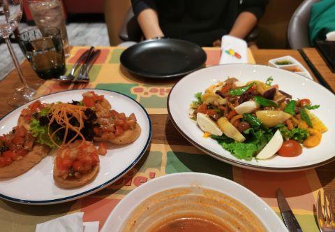 玉兔精李玲玉周末外出吃饭晒自拍对镜微笑甜美迷人