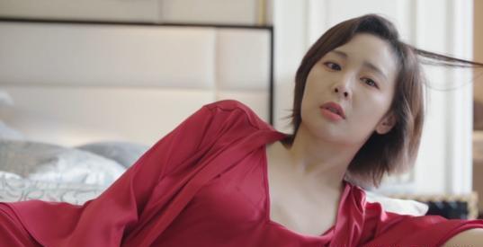 曾经我是余欢水的女演员身材平平却风情万种再也藏不住了