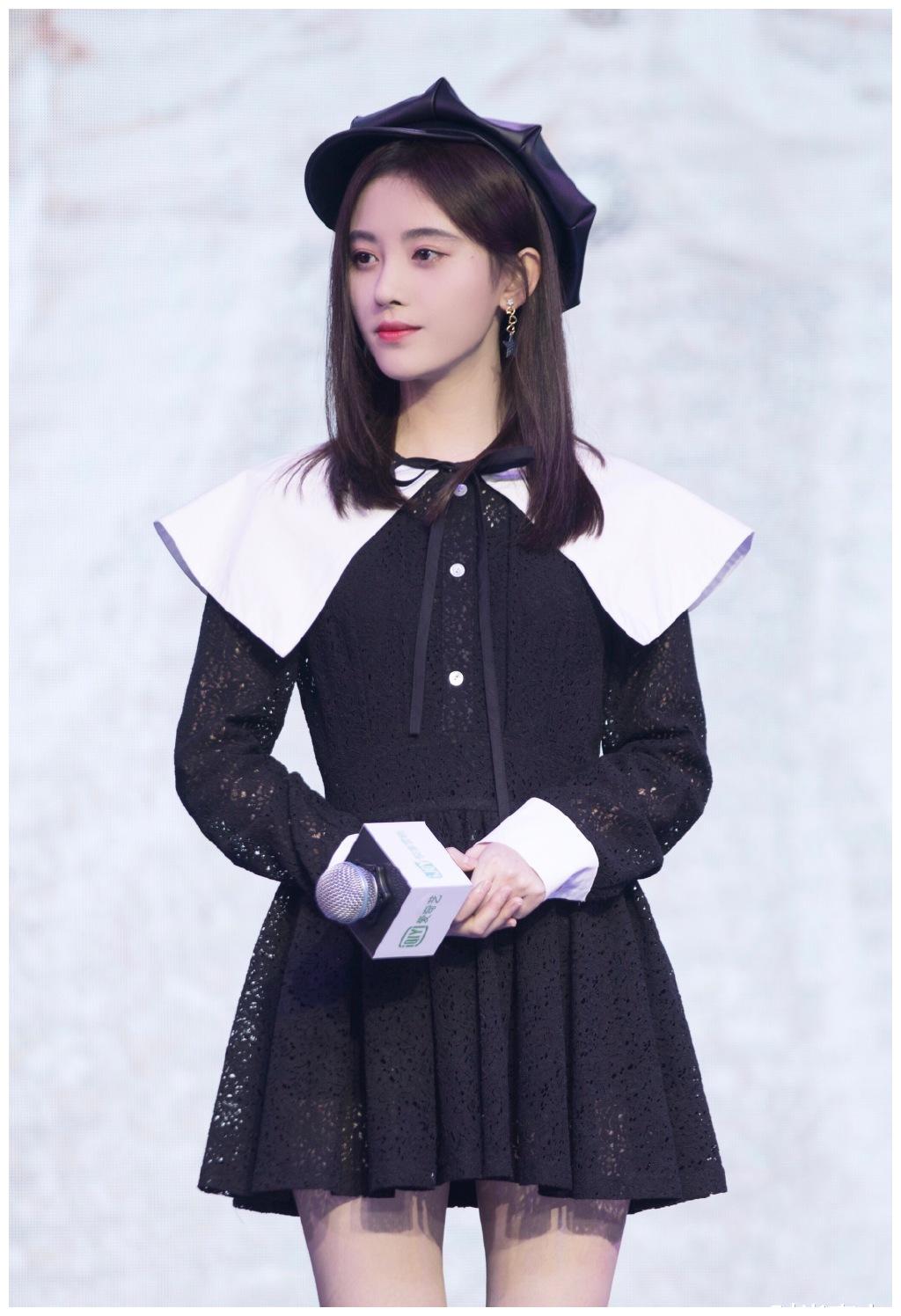 鞠婧祎高调秀身材,穿露腰装百褶裙,甜美又不失气场