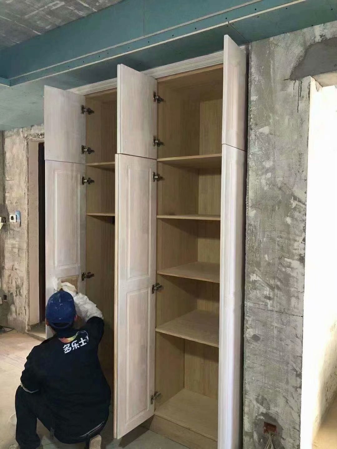 木工师傅现场做的实木家具,油漆师傅正在里外涂刷木蜡油