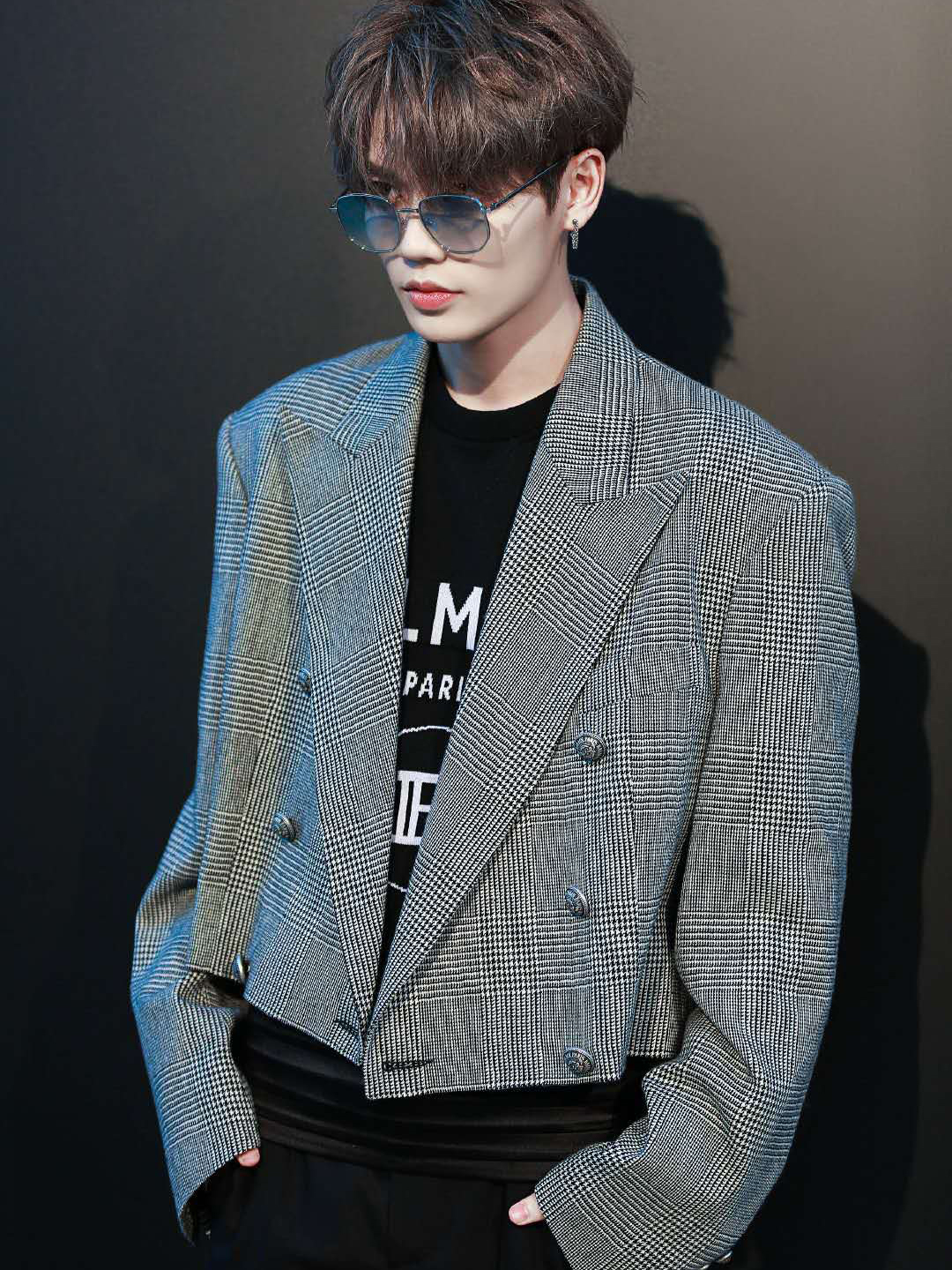 林彦俊时尚感满分格纹西装绅士帅气低调又特别