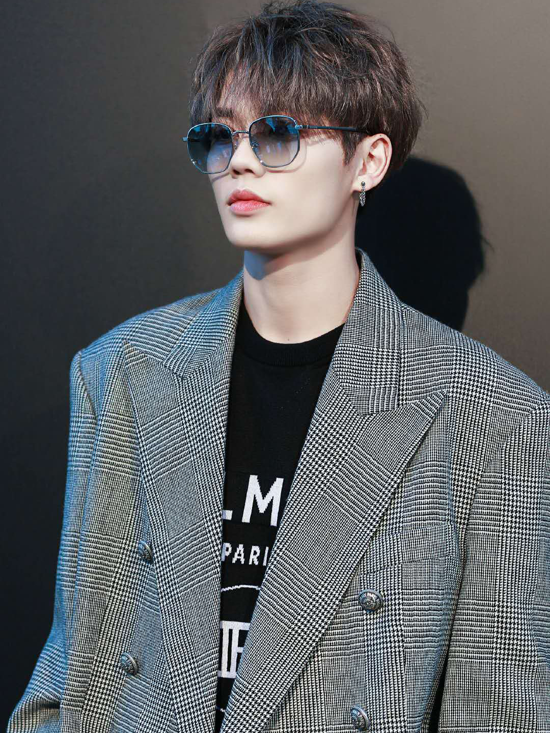 林彦俊时尚感满分,格纹西装绅士帅气,低调又特别!__财经头条