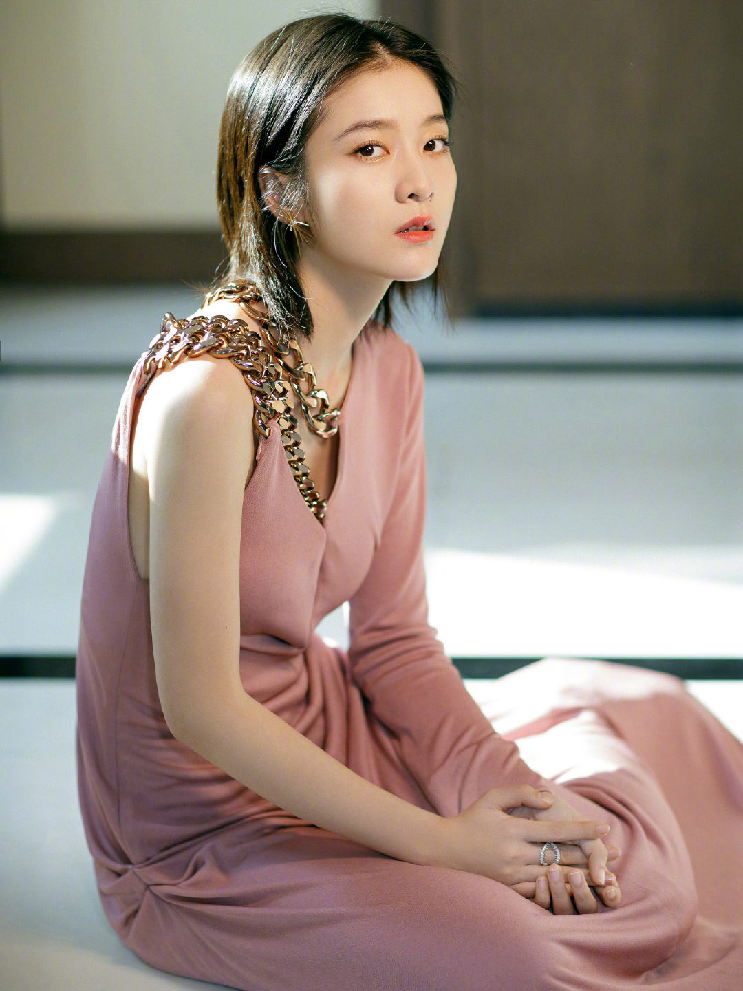 张雪迎真敢穿穿露背连衣裙一般人驾驭不了