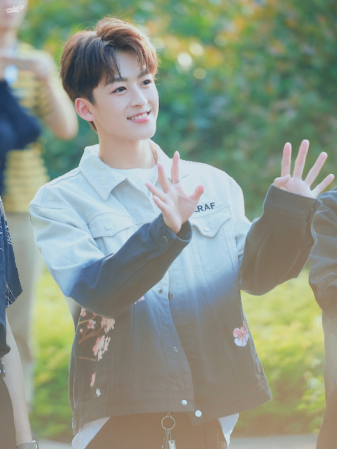 何洛洛的穿衣风差距这么大超自信的穿搭果然穿什么都好看