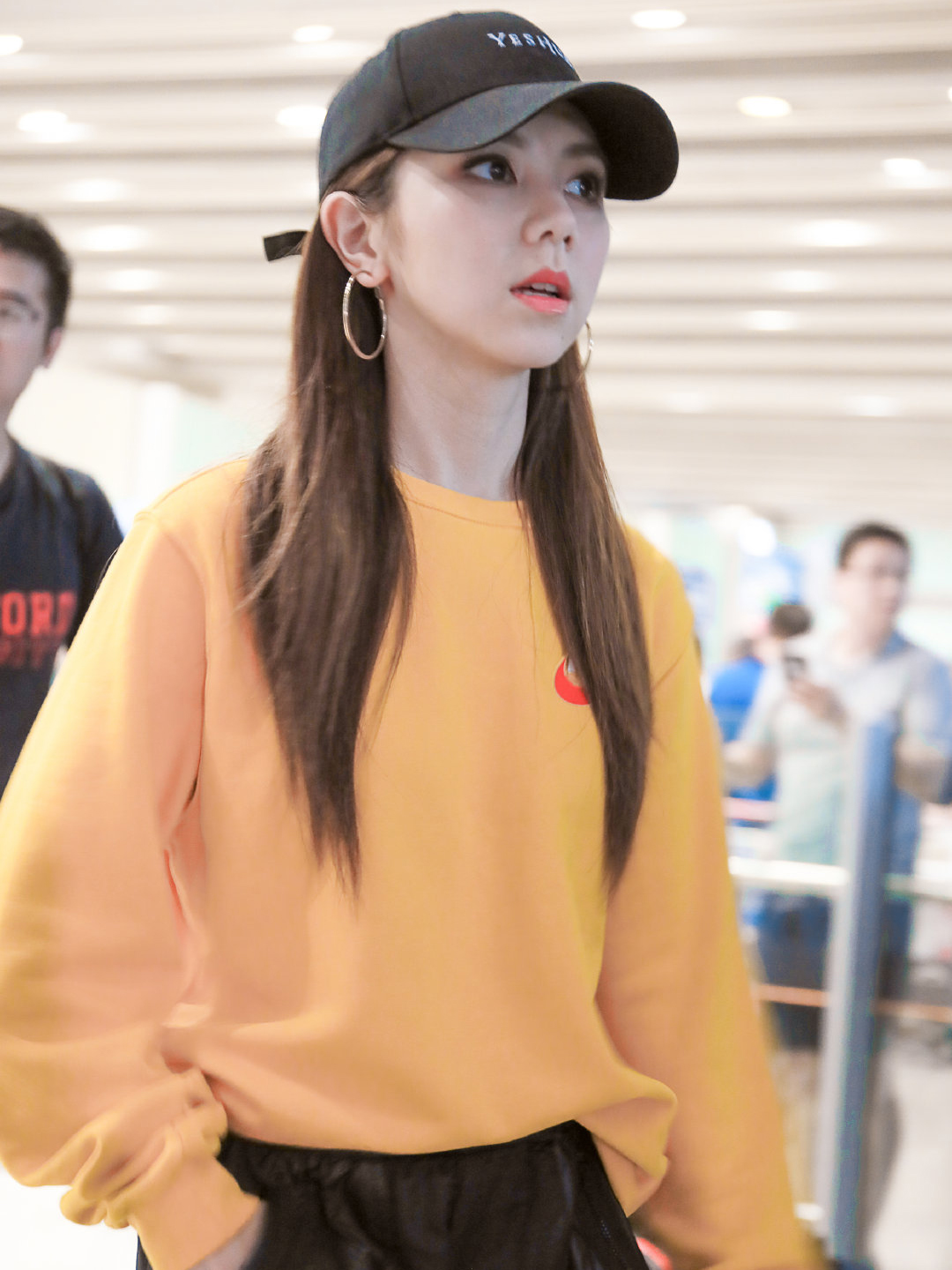 157cm邓紫棋只一件皮裤的搭配轻松显高10cm