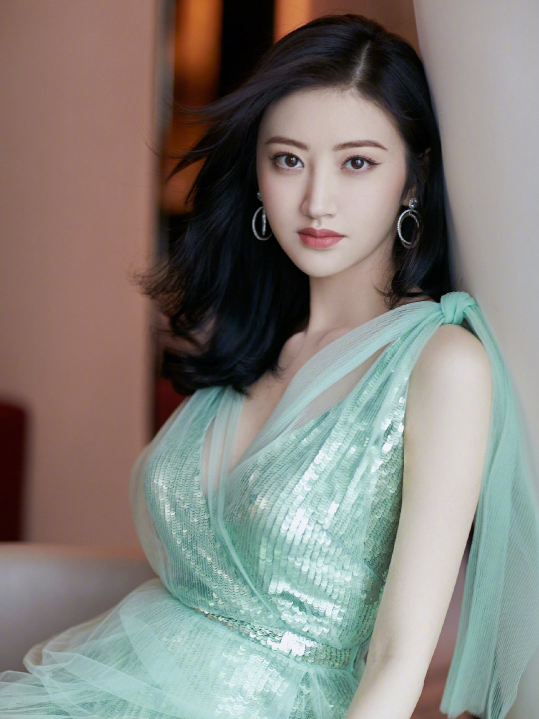 景甜身穿薄荷绿长裙现身仙气足美得高级而优雅