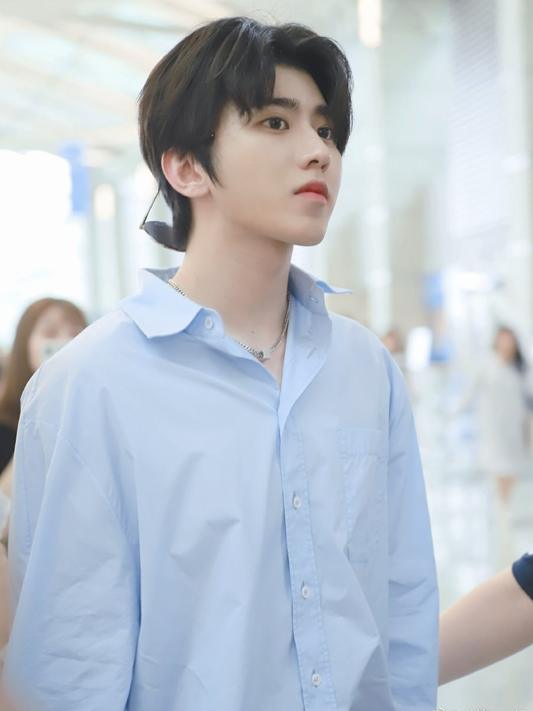 蔡徐坤衬衫搭配条纹阔腿裤两手插兜酷帅满分