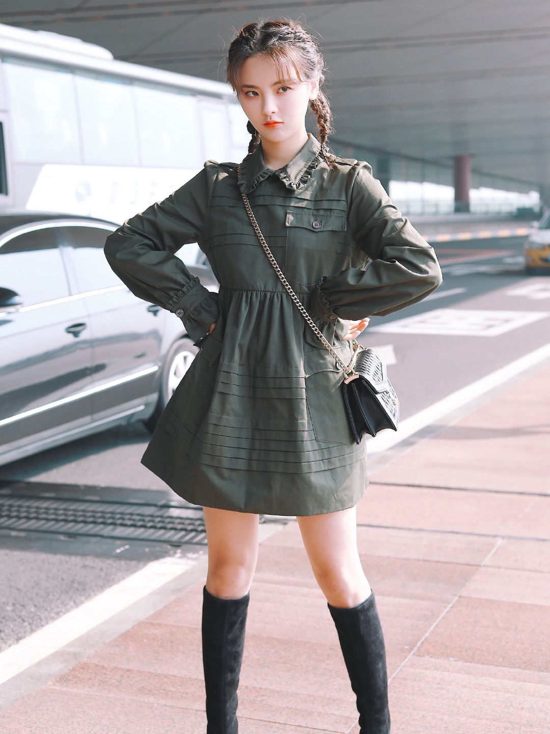 杨超越把衬衫当裙子穿搭配黑色长靴腿比超模还细细一圈