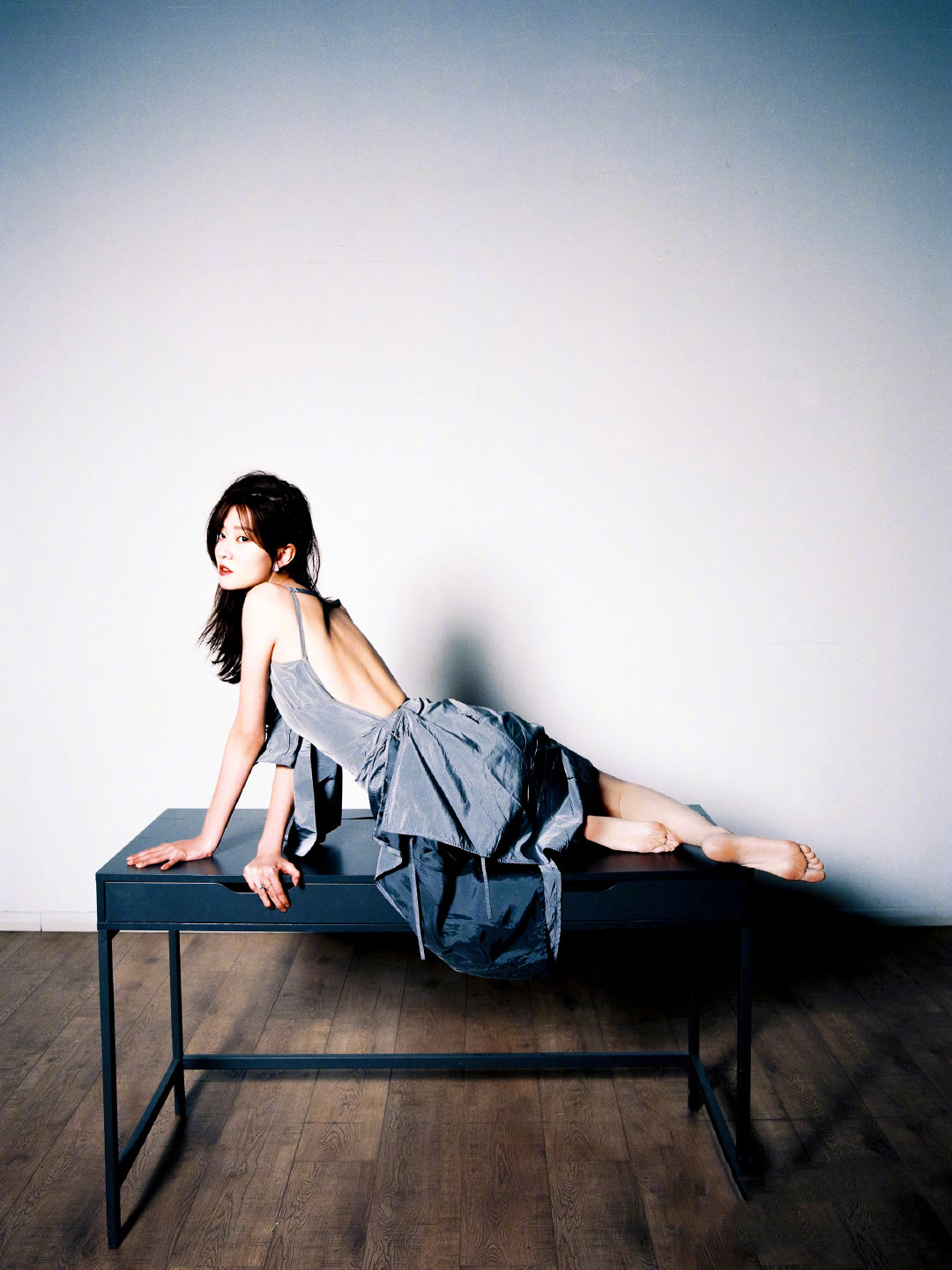 乔欣露背连衣裙大秀好身材最新封面太惊艳了气场爆棚