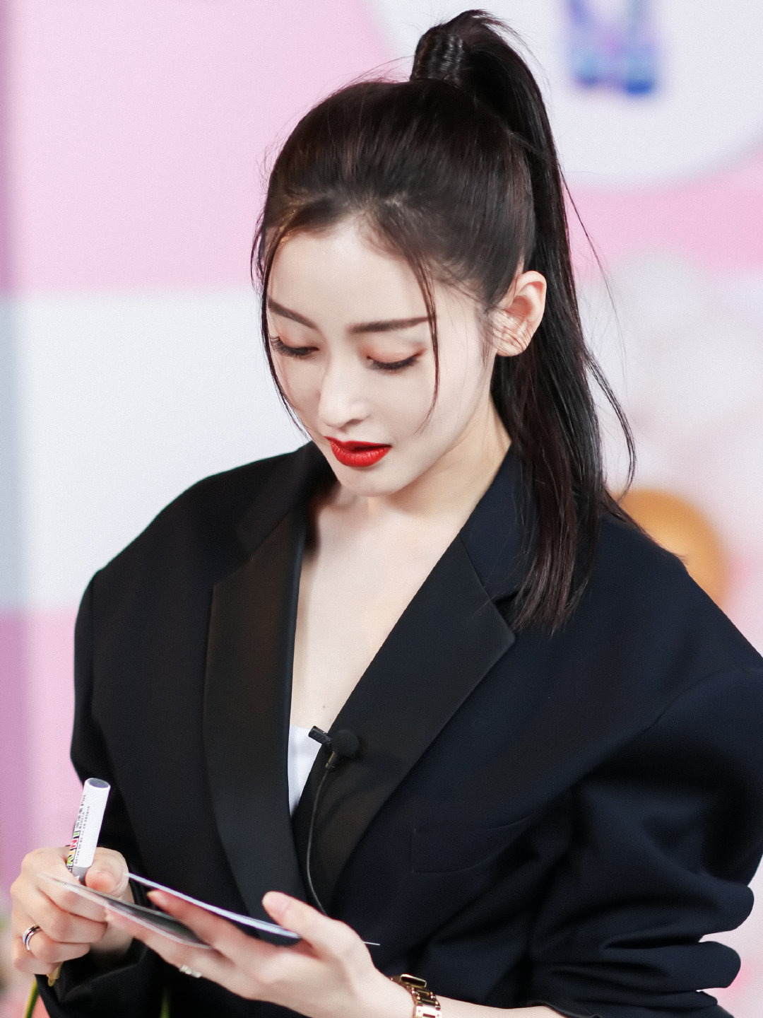 张天爱真敢穿搭配一件黑色露肩上衣换个发型更惊艳