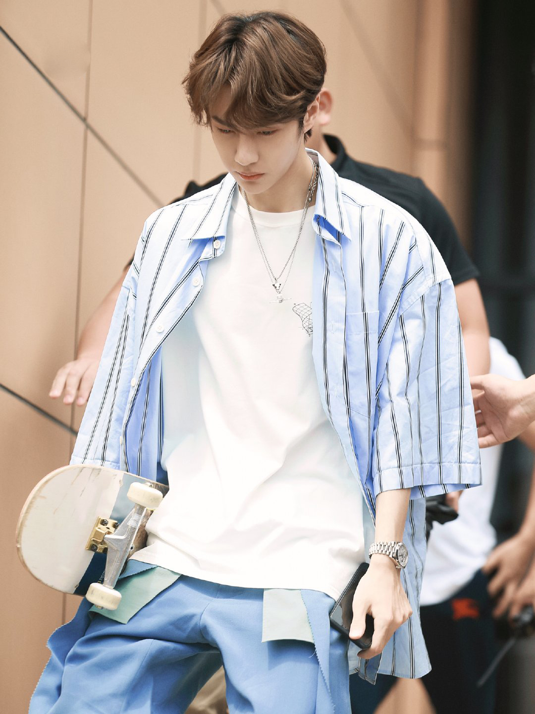 王一博最新上班照蓝色衬衫搭配滑板这一身超酷