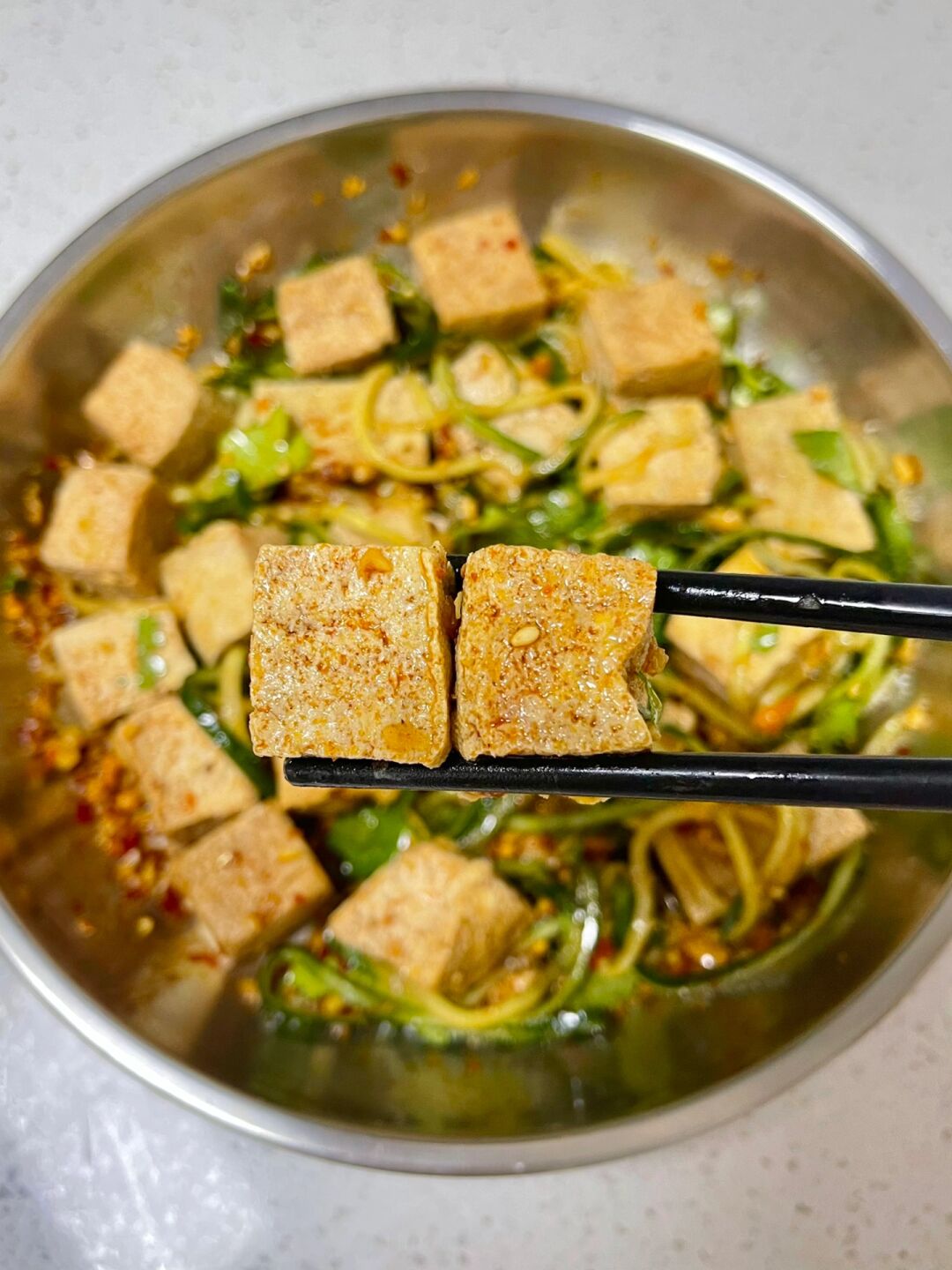 今天分享凉拌冻豆腐,口感很像凉皮里的面筋,一次吃到爽!