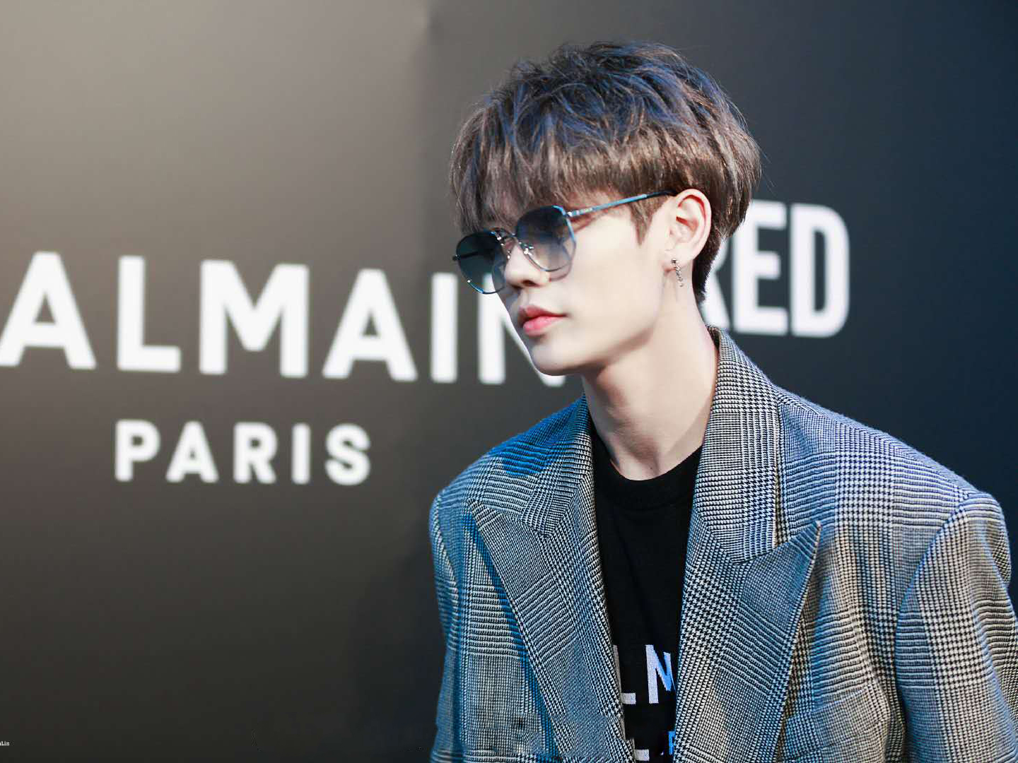 林彦俊时尚感满分格纹西装绅士帅气低调又特别