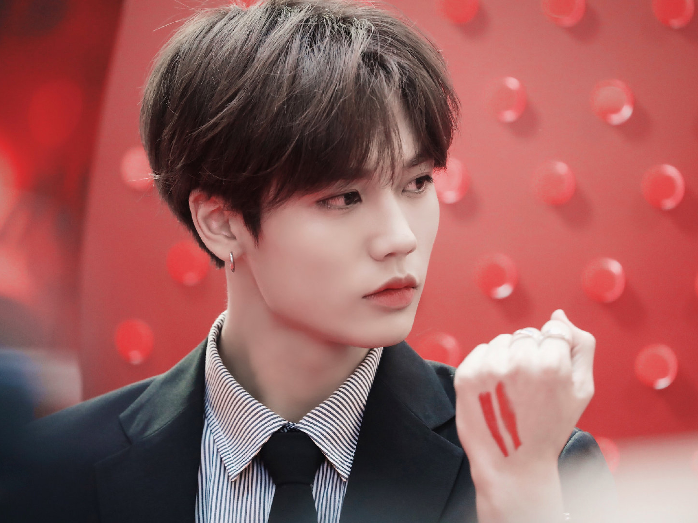 181cm林彦俊西装造型上线搭配条纹衬衫帅出新高度