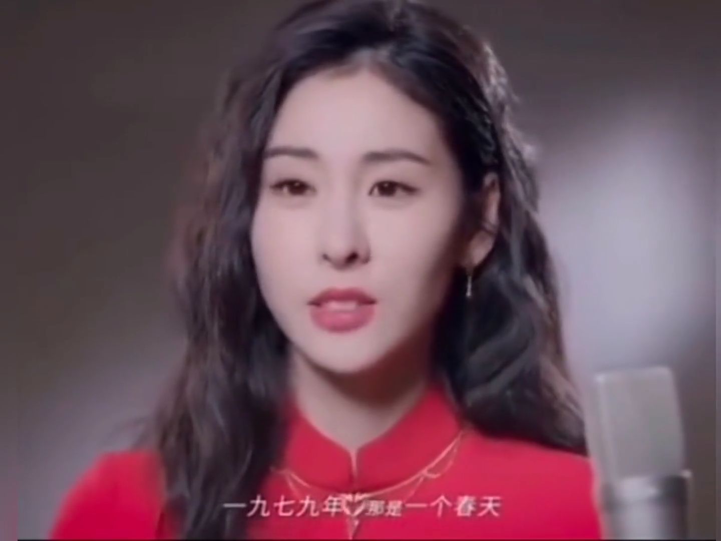 《春天的故事》张碧晨嗓音细腻婉转，唱出了别样的韵味