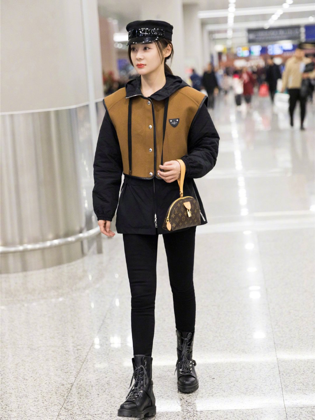 袁姗姗现身机场拼接大衣搭配报童帽手提包抢镜