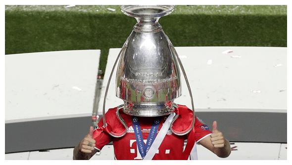 拜仁"奥特曼"多疯狂?欧冠奖杯喝啤酒,肉弹装甲手臂比头还粗