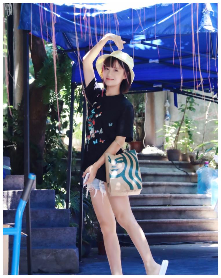 漂亮美女明星陈意涵牛仔短裤黑色t恤户外美图