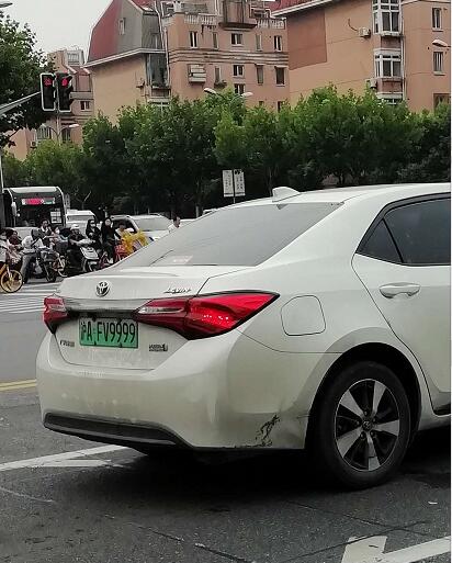 上海街头偶遇车牌靓号"沪afv9999",挂在丰田上很低调!