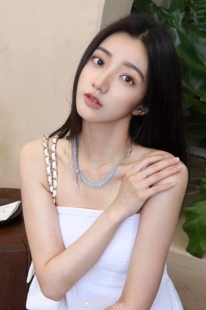 美女艺人黄羿迷人美照欣赏,真漂亮