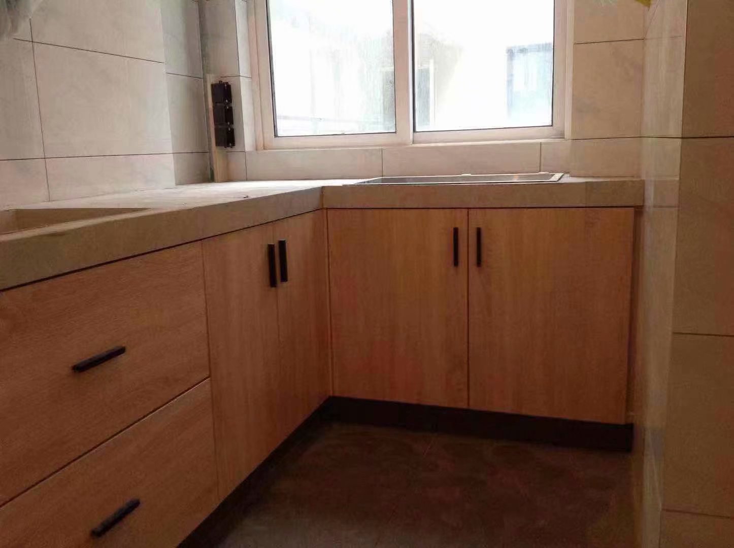 免漆板现场做柜子简单实用利用好每一寸空间