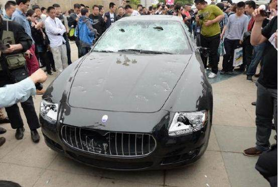 一众农村小伙持铁锤广场怒砸百万豪车知道原因后众人拍手称快