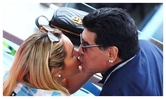 60岁球王马拉多纳:与妻子"贴身热舞",为小30岁娇妻2次整容!