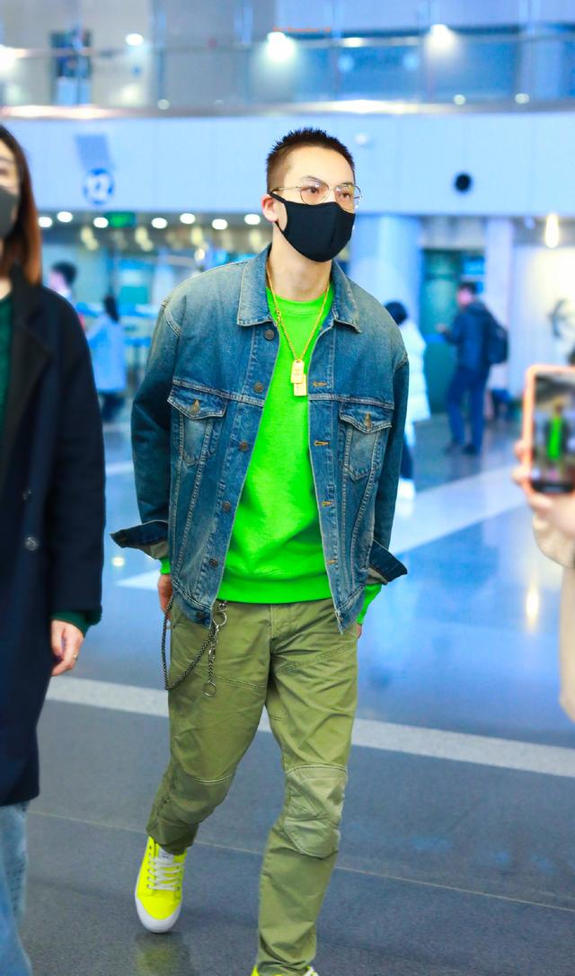 陈伟霆衣品太好了,黑色毛衣搭配拖地裤日系风满满,难掩痞帅气质__财经