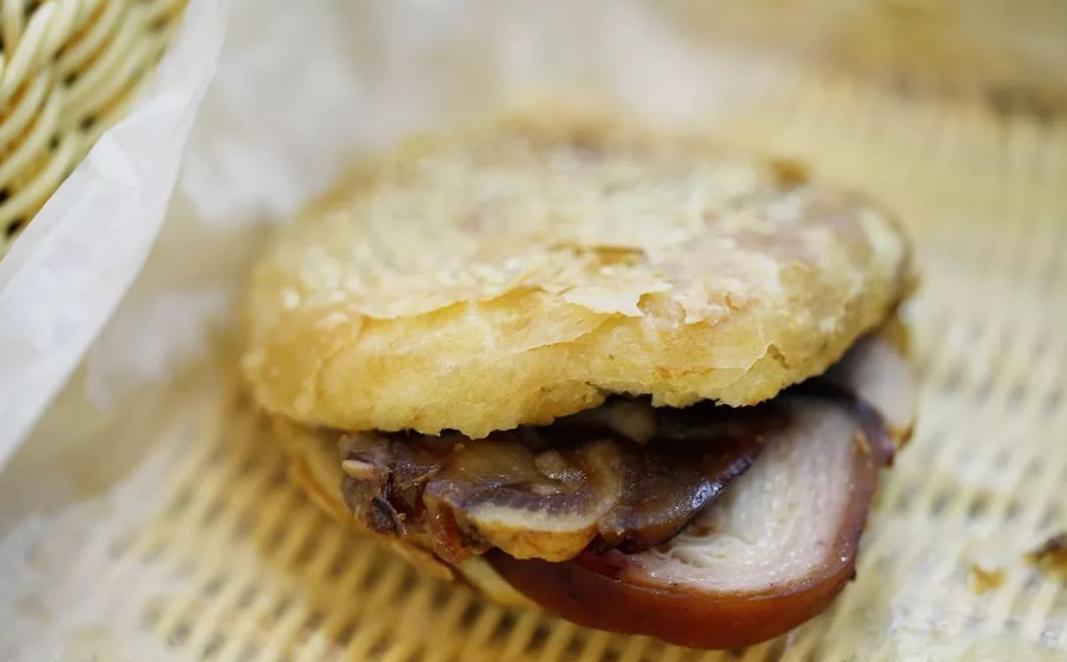 第一次吃北京小吃烧饼夹肘子肉一口下去肉怎么是凉的
