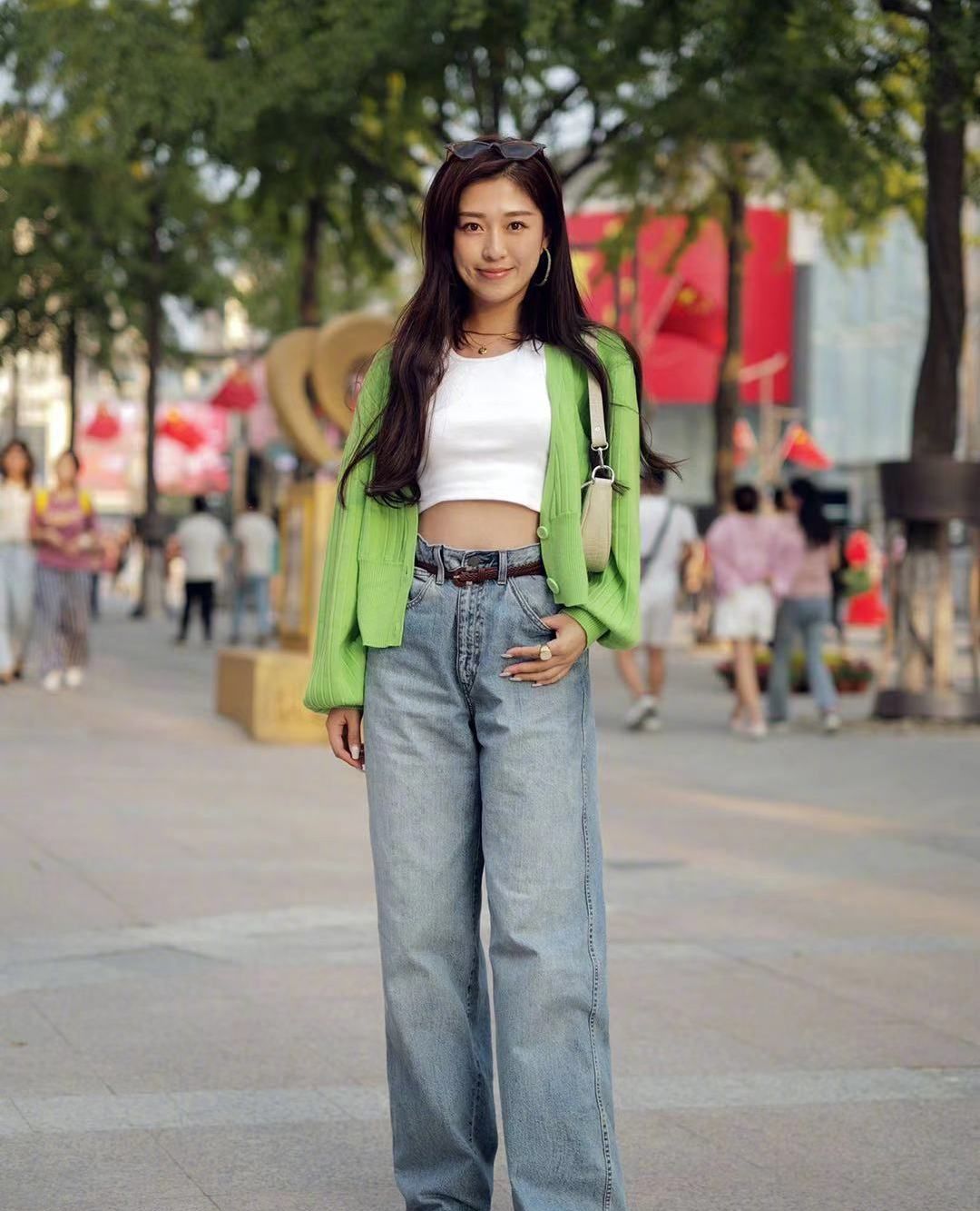 街拍,小姐姐绿色针织衫搭配牛仔阔腿裤,长发飘肩青春时尚