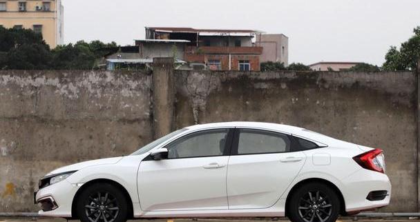 两厢版思域上市之后，三厢版和两厢版谁更值得买？