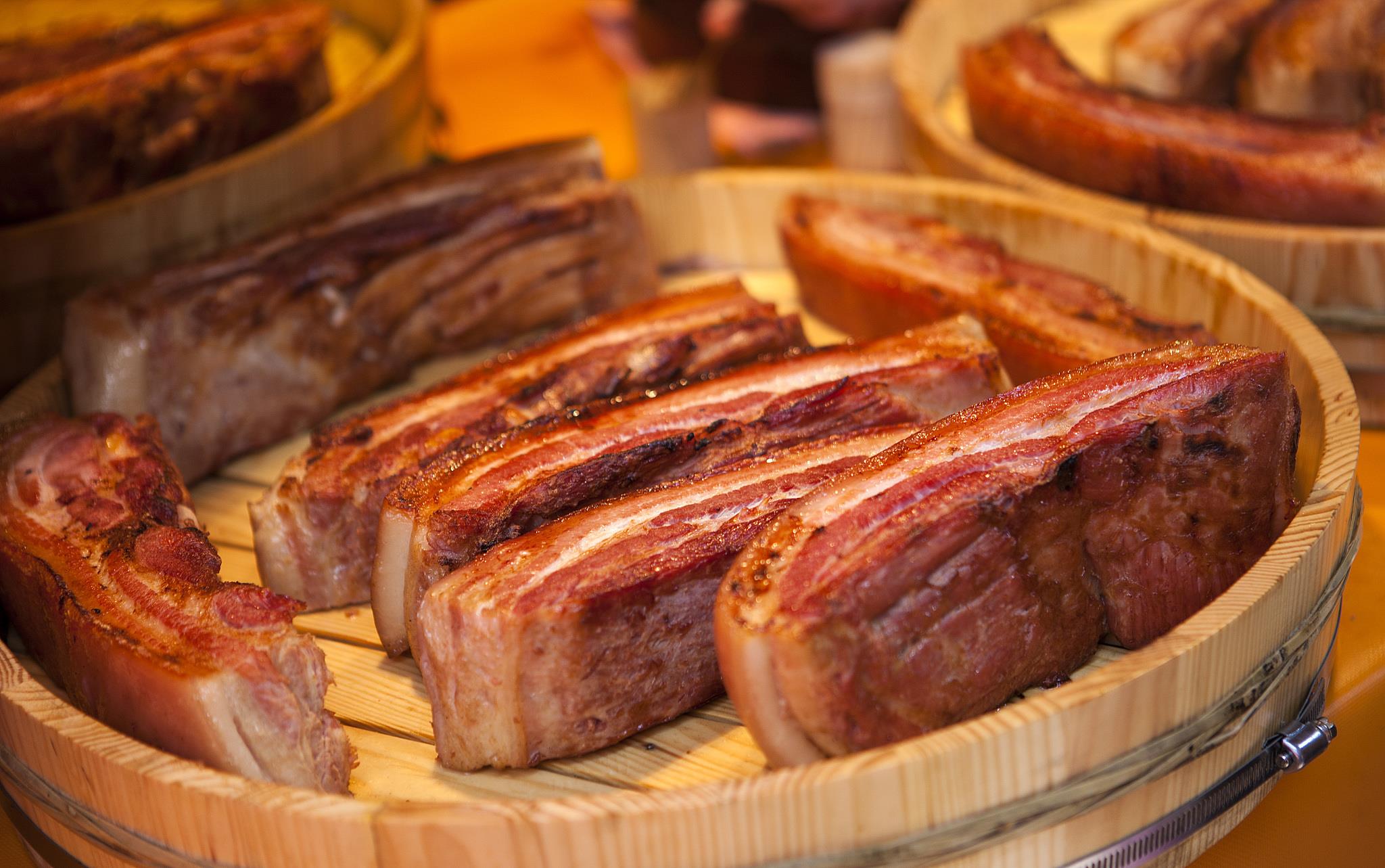 香炸五花肉酥脆四溢吃起来满足饥饿和舒适