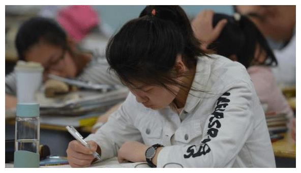 女孩填志愿失误没考上清华,父亲让她复读,再战高考后考了多少分休闲区蓝鸢梦想 - Www.slyday.coM 女孩填志愿失误没考上清华,父亲让她复读,再战高考后考了多少分休闲区蓝鸢梦想 - Www.slyday.coM