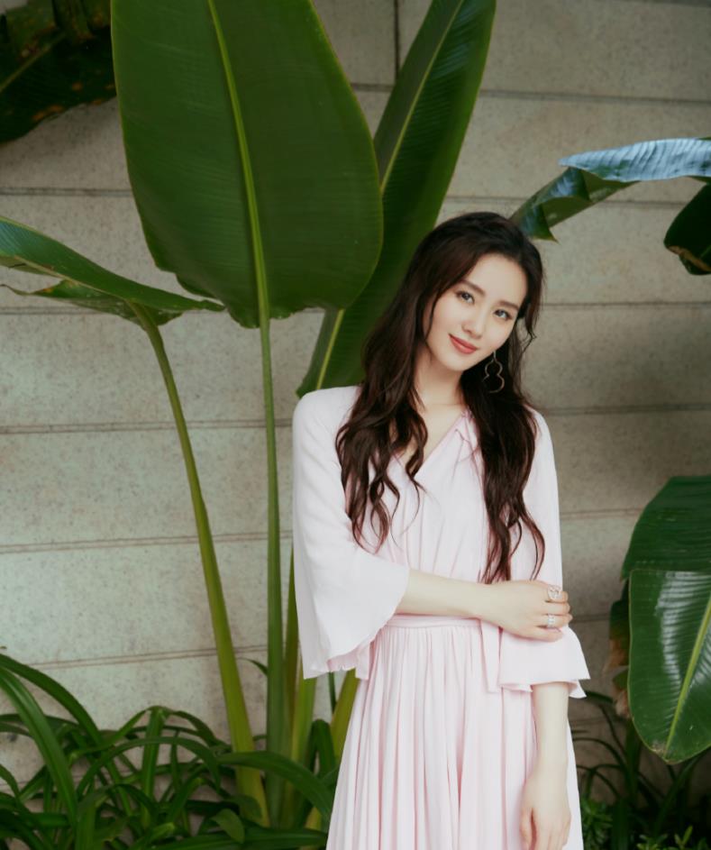 又是被刘诗诗惊艳的一天优雅长裙完美展现天鹅颈好让人心动