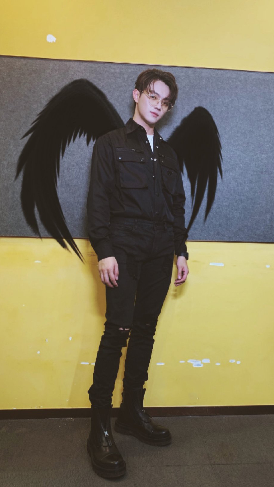 152斤许凯搭配一身黑色造型腿长就是任性