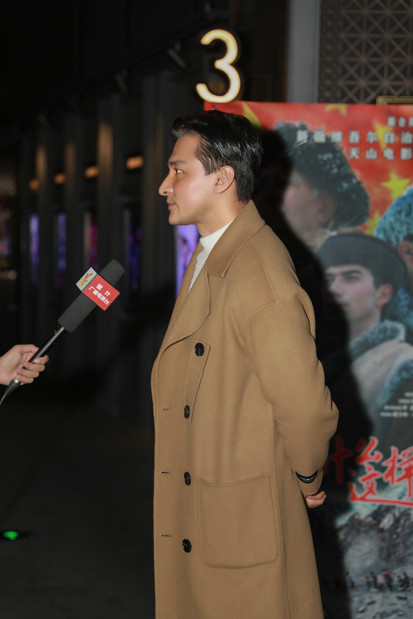电影《花儿为什么这样红》首映 贺刚致敬“时代楷模”拉齐尼__财经头条