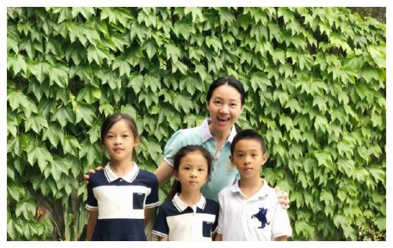 周群生完孩子后,虽然人气不如婚前,但是她婚后生活非常幸福,经常在