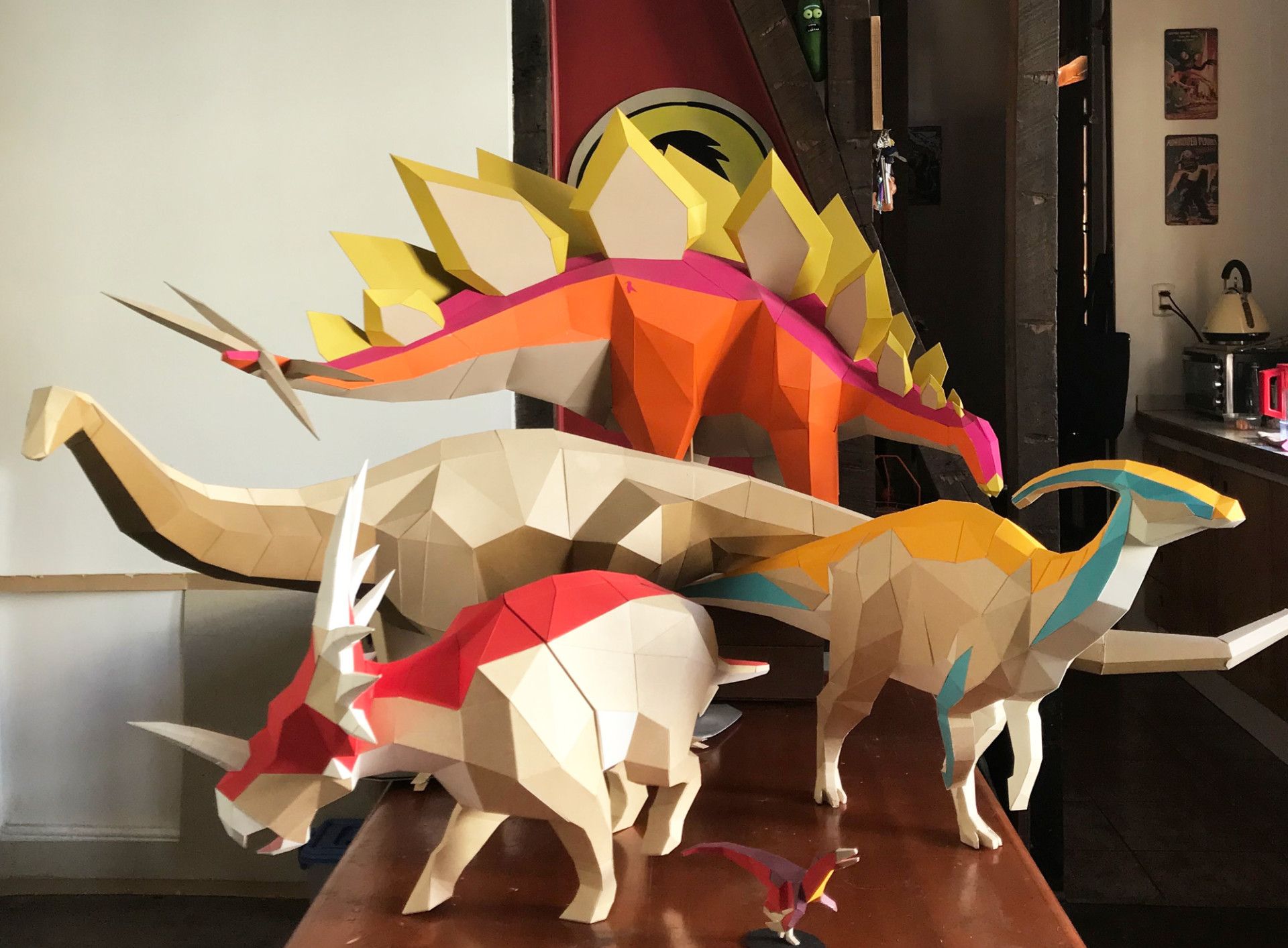 艺术家剪切纸板,制作出逼真3d恐龙模型