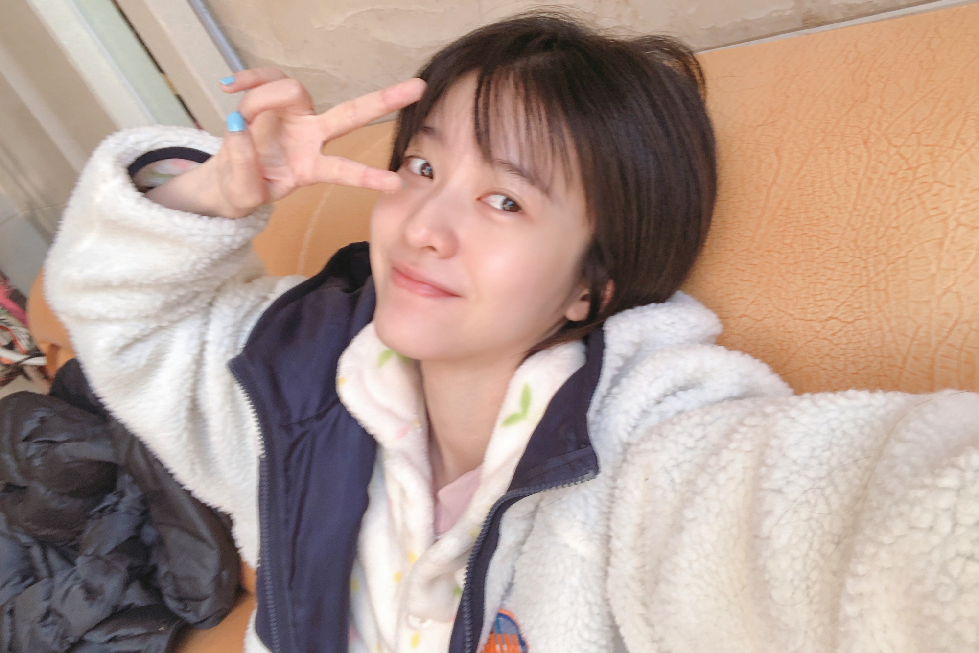 女明星素颜晒自拍张雪迎睡衣加外套吴宣仪马尾配卫衣