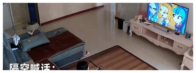 女孩暑假在家偷看电视，被妈妈隔空制止后，拿气球堵住摄像头休闲区蓝鸢梦想 - Www.slyday.coM