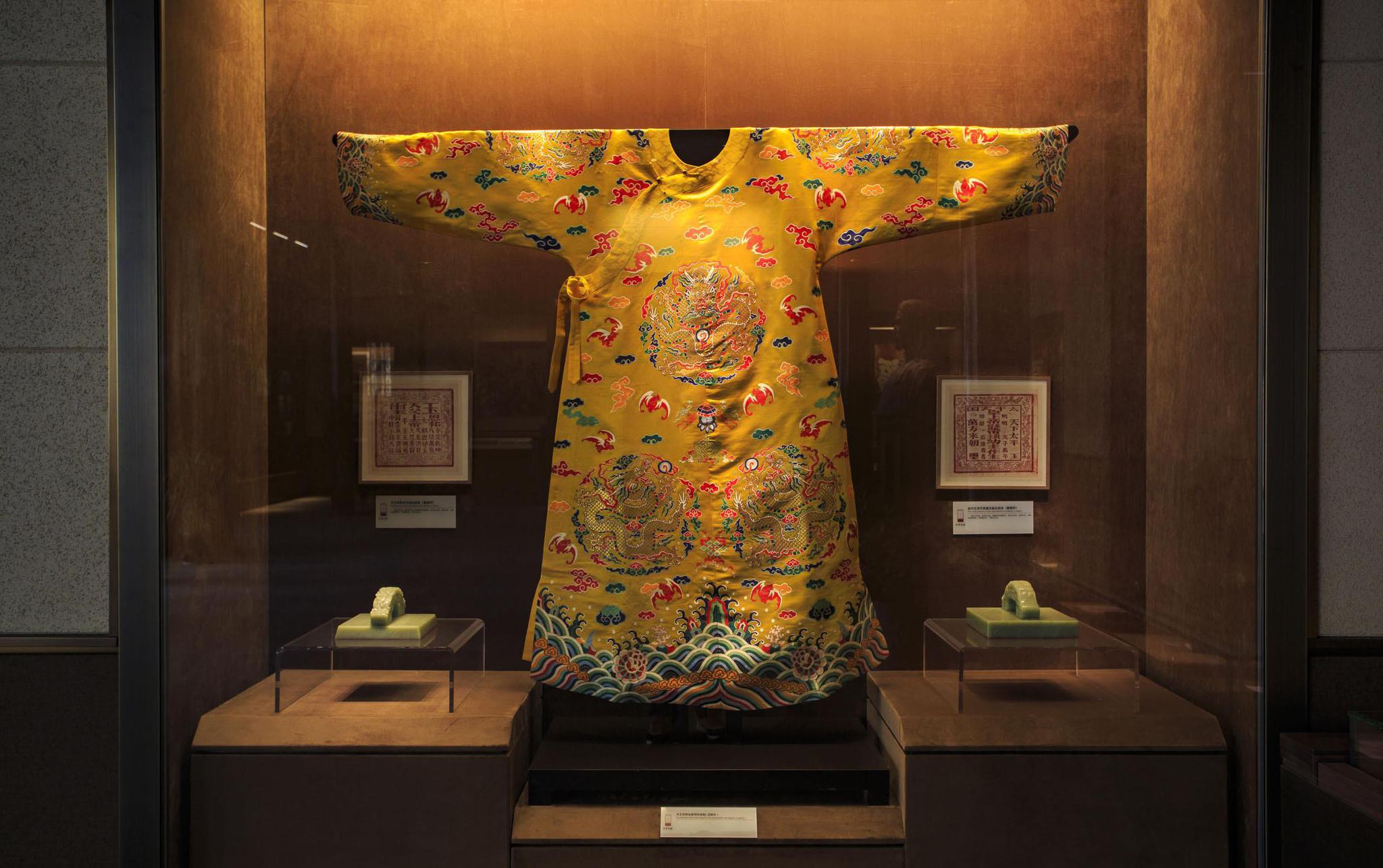 古代皇帝龙袍禁止用水洗,臭了该怎么办?结果让你想不到