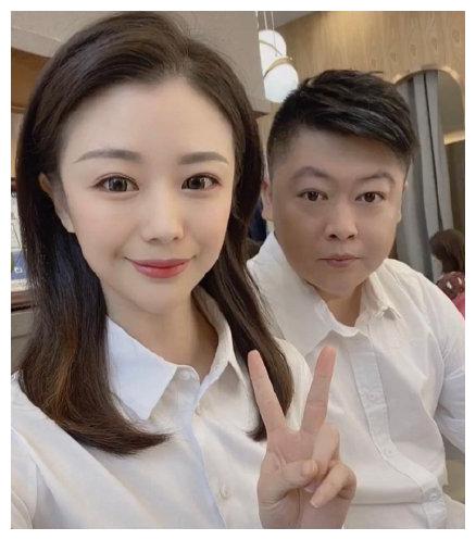 小12娇妻岁颜值高,夫妻牵手度蜜月