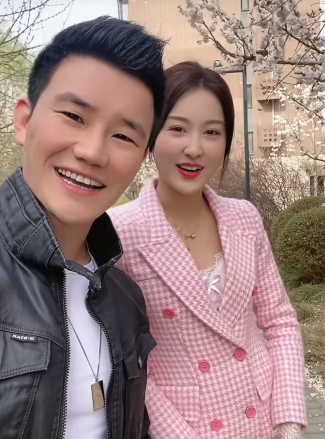 嘎子谢孟伟和一群泳装美女聚会兴奋热聊乐开怀网友你飘了