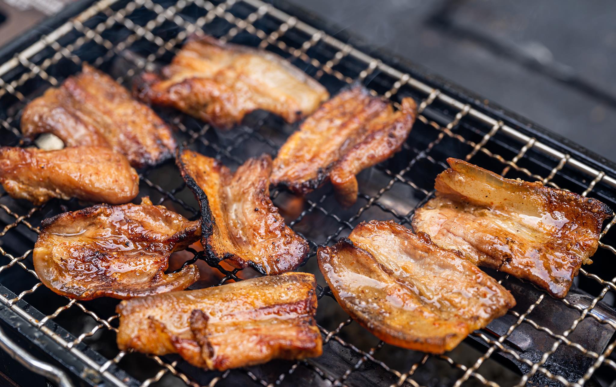 香炸五花肉酥脆四溢吃起来满足饥饿和舒适