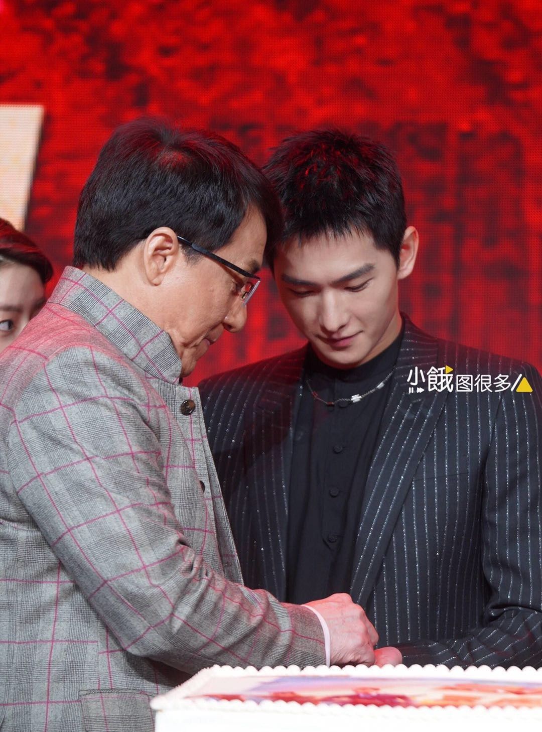 《急先锋》首映发布会,杨洋和成龙大哥竟然在偷偷吃蛋糕!