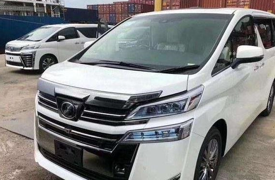 首辆丰田威尔法现身国内,2008年生产至今,比高端的埃尔法受欢迎