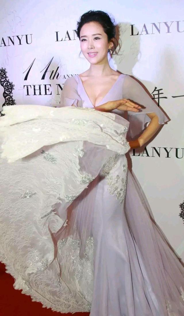 颜丹晨性感艳丽时尚惊艳美图!__财经头条