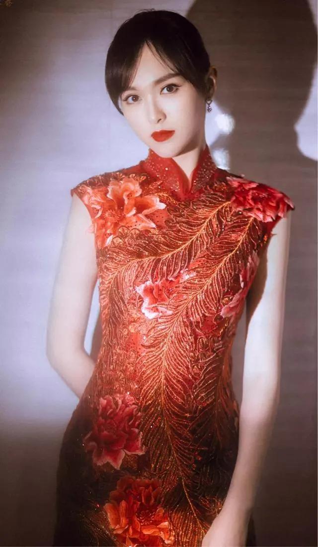 唐嫣驾驭的红色服饰非常惊艳妩媚!__财经头条