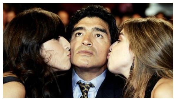 60岁球王马拉多纳:与妻子"贴身热舞",为小30岁娇妻2次整容!