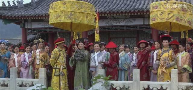 世兰一脸愤怒地看着放风筝的嬛儿.皇后很是不爽,舒痕胶酝酿中.